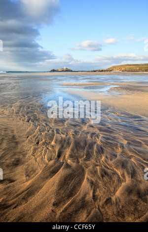 Les patrons de sable sur la plage de Cornwall Godrevy diriger l'oeil vers le phare et l'island Banque D'Images