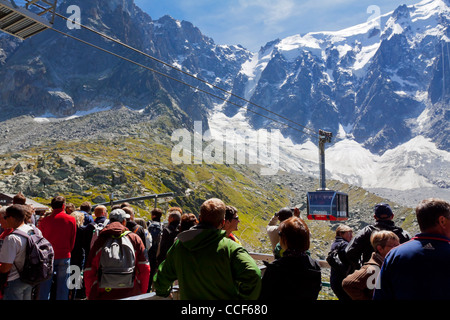 Télécabine de Chamonix à Aiguille du Midi près du sommet du Mont Blanc, le sommet le plus élevé des Alpes françaises et l'Europe Banque D'Images