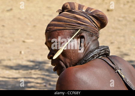 Chef Himba (chef de clan) dans village près d'Opuwo, Namibie Banque D'Images