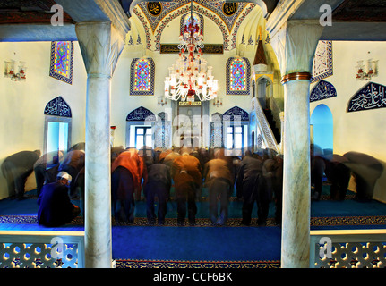 Les musulmans grecs priant l'intérieur Yeni Camii (nouvelle mosquée signifie 'Il'), Komotini, ville préfecture de Rodopi, Thrace, Grèce Banque D'Images