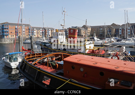 Bateaux amarrés dans le quai de la vieille ville qui est maintenant Swansea marina, pays de Galles UK Waterfront Banque D'Images