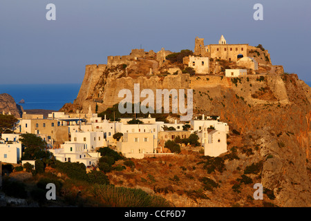 La Chora ('capital") de Cythère (ou "Cythère") avec son château vénitien à droite en haut de la colline. Grèce Banque D'Images