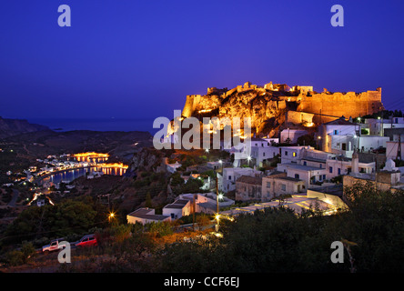 La Chora ('capital") de Cythère (ou 'l'île de Cythère") sur la gauche et Kapsali village en arrière-plan, la nuit. Grèce Banque D'Images