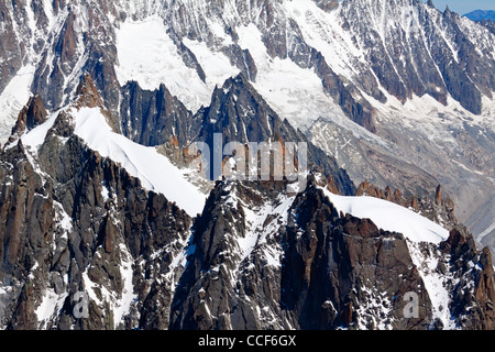 Vue sur les aiguilles et les pics enneigés près du sommet du Mont Blanc le point le plus élevé dans les Alpes françaises et l'Europe Banque D'Images