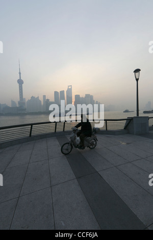 Quartier des affaires de Shanghai comme vu du Bund au lever du soleil, grand angle. Promenade Bund à moto et en premier plan, la Chine. Banque D'Images