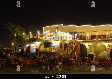 Restaurant à Souq Waqif à Doha dans la nuit. Le Qatar, au Moyen-Orient Banque D'Images