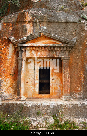 Le tombeau lycien, avec sa façade dorique dans l'île de Kastellorizo, Dodécanèse, Grèce. Banque D'Images