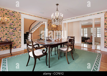 Salle à manger en maison de luxe avec des colonnes blanches Banque D'Images