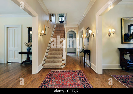 Hall d'accueil en banlieue avec salle à manger et salon entrée Banque D'Images