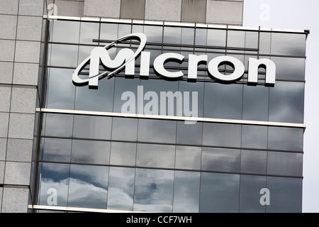 Un immeuble de bureaux occupé par Micron. Banque D'Images