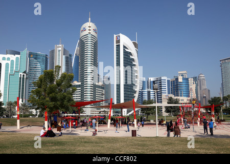 Aire de jeux dans le centre-ville de Doha, Qatar district Al Dafna. Banque D'Images