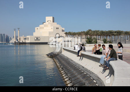 Les gens sur la corniche au Musée d'Art islamique de Doha, Qatar Banque D'Images