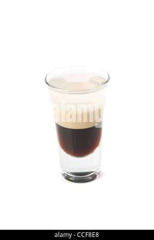 Cocktail B-52 isolé sur fond blanc