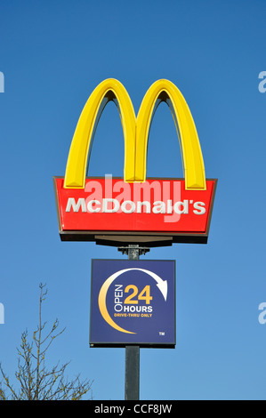 McDonalds ouvert 24 heures Drive Thru sign, England, UK Banque D'Images