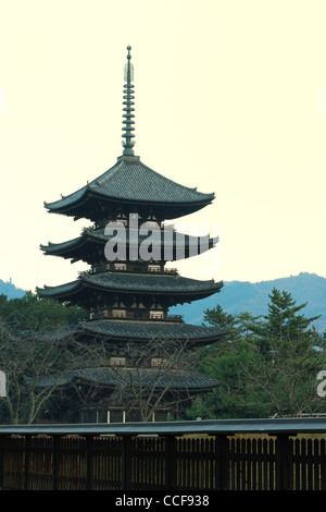 Vue panoramique sur cinq pagode en bois traditionnels histoire de Temple Kofuku-ji, Nara, Japon, au début de l'heure du crépuscule Banque D'Images