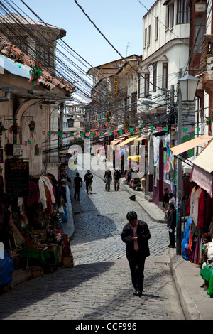 Les rues pavées de la Casco Viejo, ou Vieux Quartier, de La Paz, Bolivie, une zone touristique animée. Banque D'Images