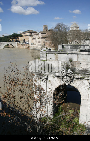 Le ponte rotto bridge et inondé l'île Tibérine à Rome, Italie Banque D'Images