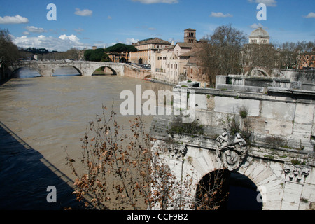 Le ponte rotto bridge et inondé l'île Tibérine à Rome, Italie Banque D'Images