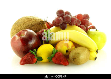 Divers frais mûrs de fruits juteux over white Banque D'Images