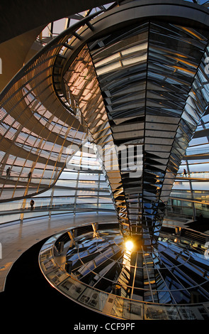 BERLIN, ALLEMAGNE. Le soleil levant reflète dans de miroirs dans la coupole du Reichstag. 2012. Banque D'Images