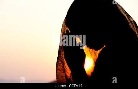 Indian woman praying at sunset couverts par un voile. Silhouette. L'Inde Banque D'Images