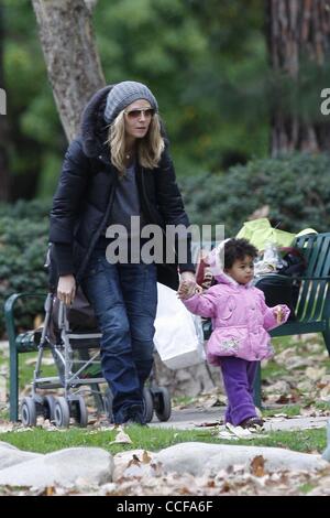 26 déc., 2010 - Los Angeles, Californie, États-Unis - Heidi Klum et son mari SEAL et 4 enfants (Leni, Henry, Johan et Lou) profiter de la journée après Noël jouant à Coldwater Canyon Park. (Crédit Image : © Laguna Images/ZUMAPRESS.com) Banque D'Images