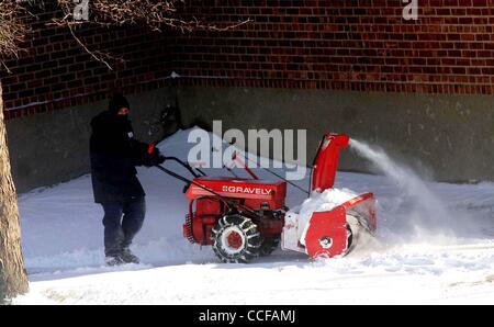 27 déc., 2010 - New York, New York, États-Unis - les résidents de Brooklyn commencent à sortir de la tempête que les importations sous-évaluées à environ 20 pouces de neige sur New York City Ã'Â© Mitchell Levy-Rangefinder- Photos, Inc. 2010.K66451ML(Image Crédit : Â© Mitchell Levy/Photos/ZUMAPRESS.com) Globe Banque D'Images