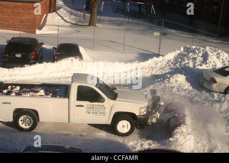 27 déc., 2010 - New York, New York, États-Unis - les résidents de Brooklyn commencent à sortir de la tempête que les importations sous-évaluées à environ 20 pouces de neige sur New York City Ã'Â© Mitchell Levy-Rangefinder- Photos, Inc. 2010.K66451ML(Image Crédit : Â© Mitchell Levy/Photos/ZUMAPRESS.com) Globe Banque D'Images