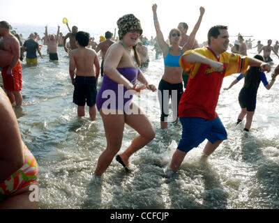 Jan 01, 2011 - Brooklyn, New York, États-Unis - bravant les eaux glaciales de l'océan Atlantique à Coney Island, les ours polaires, baignade d'hiver club aller pour leur assemblée annuelle le jour de l'an nager. Le Coney Island Polar Bear Club a été fondé en 1903 par Bernarr Macfadden, qui était connu comme le père de la culture physique. (Credi Banque D'Images