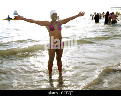 Jan 01, 2011 - Brooklyn, New York, États-Unis - bravant les eaux glaciales de l'océan Atlantique à Coney Island, les ours polaires, baignade d'hiver club aller pour leur assemblée annuelle le jour de l'an nager. Le Coney Island Polar Bear Club a été fondé en 1903 par Bernarr Macfadden, qui était connu comme le père de la culture physique. (Credi Banque D'Images