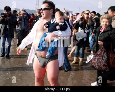 Jan 01, 2011 - Brooklyn, New York, États-Unis - bravant les eaux glaciales de l'océan Atlantique à Coney Island, les ours polaires, baignade d'hiver club aller pour leur assemblée annuelle le jour de l'an nager. Le Coney Island Polar Bear Club a été fondé en 1903 par Bernarr Macfadden, qui était connu comme le père de la culture physique. (Credi Banque D'Images