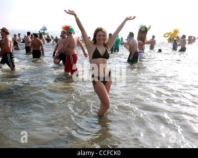 Jan 01, 2011 - Brooklyn, New York, États-Unis - bravant les eaux glaciales de l'océan Atlantique à Coney Island, les ours polaires, baignade d'hiver club aller pour leur assemblée annuelle le jour de l'an nager. Le Coney Island Polar Bear Club a été fondé en 1903 par Bernarr Macfadden, qui était connu comme le père de la culture physique. (Credi Banque D'Images