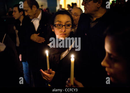 1 janvier, 2011 - Le Caire, Egypte - chrétiens et musulmans ont protesté contre le gouvernement égyptien et l'attentat d'Alexandrie. Quelques chrétiens de la banlieue de classe supérieure d'Héliopolis s'est joint à la manifestation en tenant des bougies et regarder tranquillement. Les manifestations ont été largement pacifiques et parfois le gre Banque D'Images