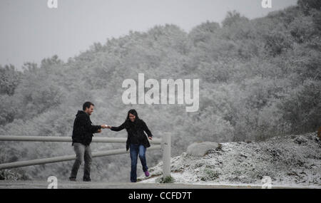 Jan 2, 2011 - Castaic Lake, Californie, États-Unis - un couple recueille des boules de neige de l'automne au-dessus du lac Castaic, qui recouvrait le passage à Santa Clarita Newhall et la vigne en tant que résidants ont eu droit à un début 2011 neige dimanche après-midi lorsqu'une pluie légère se tourna en averses puis t Banque D'Images