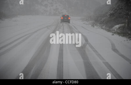 Jan 2,2011-Castaic Lake, California, USA. Les conducteurs ont été dans des conditions de voile blanc le long de la route qui a couvert l'Templin Newhall pass à Santa Clarita et la vigne en tant que résidants ont eu droit à un début 2011 neige dimanche après-midi après une pluie légère se tourna en averses et ensuite à une forte chute de neige. (C Banque D'Images