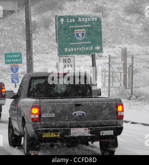 Jan 2,2011-Castaic Lake, California, USA. Les conducteurs ont été dans des conditions de voile blanc le long de la route qui a couvert l'Templin Newhall pass à Santa Clarita et la vigne en tant que résidants ont eu droit à un début 2011 neige dimanche après-midi après une pluie légère se tourna en averses et ensuite à une forte chute de neige. (C Banque D'Images