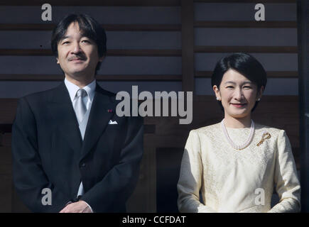 2 janvier 2011 - Tokyo, Japon - Le Prince Akishino (L) et son épouse la princesse KIKO (R) apparaît au balcon en face de sympathisants se sont réunis à l'Impérial Palace pour célébrer la nouvelle année à Tokyo, Japon. (Crédit Image : © Junko Kimura/Jana Press/ZUMAPRESS.com) Banque D'Images