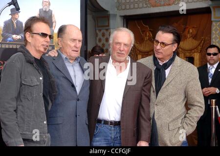 5 janvier 2011 - Hollywood, Californie, États-Unis - Billy Bob Thornton, Robert Duvall, James Caan et Andy Garcia au cours d'une cérémonie à Robert Duvall avec une main et d'empreintes de pas dans le ciment, en face de la célèbre Grauman's Chinese Theatre, le 5 janvier 2010, à Los Angeles.. 2011.K66462mge(Credit Banque D'Images