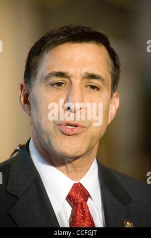 5 janvier, 2011 - Washington, DC, États-Unis - Rempl. Darrell Issa, D-CA, donne une interview télévisée à l'extérieur de l'étage de la Chambre des représentants des États-Unis que les Républicains prennent le contrôle de la Chambre. Issa, le nouveau président pour le Comité de la Chambre sur la surveillance et la réforme du Gouvernement, appelle à des inv Banque D'Images