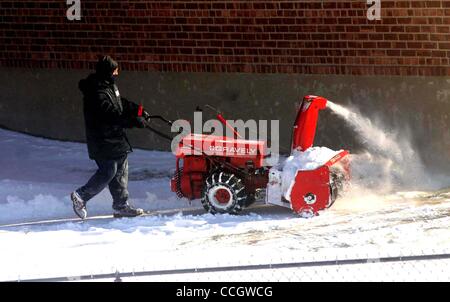 27 déc., 2010 - New York, New York, États-Unis - les résidents de Brooklyn commencent à sortir de la tempête que les importations sous-évaluées à environ 20 pouces de neige sur New York City Ã'Â© Mitchell Levy-Rangefinder- Photos, Inc. 2010.K66451ML(Image Crédit : Â© Mitchell Levy/Photos/ZUMAPRESS.com) Globe Banque D'Images