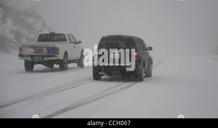 Jan 2,2011-Castaic Lake, California, USA. Les conducteurs ont été dans des conditions de voile blanc le long de la route qui a couvert l'Templin Newhall pass à Santa Clarita et la vigne en tant que résidants ont eu droit à un début 2011 neige dimanche après-midi après une pluie légère se tourna en averses et ensuite à une forte chute de neige. (C Banque D'Images