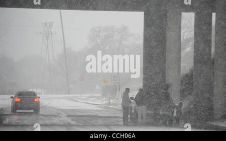 Jan 2,2011-Castaic Lake, California, USA. Les conducteurs ont été dans des conditions de voile blanc le long de la route qui a couvert l'Templin Newhall pass à Santa Clarita et la vigne en tant que résidants ont eu droit à un début 2011 neige dimanche après-midi après une pluie légère se tourna en averses et ensuite à une forte chute de neige. (C Banque D'Images