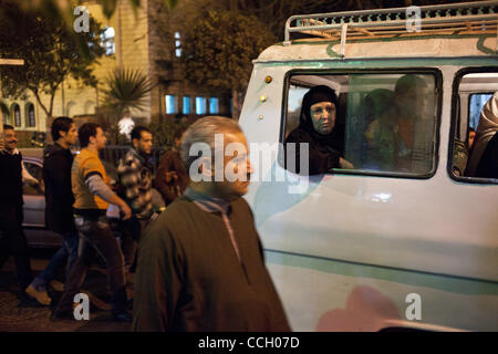 Le 2 janvier, 2011 - Le Caire, Egypte - 20110102 - Le Caire, Egypte - ..Le grand groupe de chrétiens serait adopté par les bus, les cafés, mosquées et scandant des slogans pro-chrétien. Il n'y avait pas d'affrontements visibles entre chrétiens et musulmans d'autres civils. ..Les chrétiens ont protesté contre l'église d'Alexandrie Banque D'Images