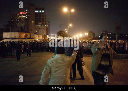 Le 2 janvier, 2011 - Le Caire, Egypte - 20110102 - Le Caire, Egypte - ..Les dirigeants de la police était souvent seul dans le milieu des protestataires de négocier et d'exhorter les plus jeunes garçons de partir, alors que beaucoup de chrétiens a également prié instamment d'autres manifestants à déposer les pierres...Les chrétiens ont protesté contre l'Alexand Banque D'Images