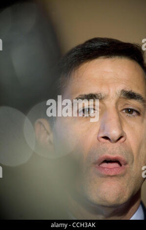 5 janvier, 2011 - Washington, DC, États-Unis - Rempl. Darrell Issa, D-CA, donne une interview télévisée à l'extérieur de l'étage de la Chambre des représentants des États-Unis que les Républicains prennent le contrôle de la Chambre. Issa, le nouveau président pour le Comité de la Chambre sur la surveillance et la réforme du Gouvernement, appelle à des inv Banque D'Images