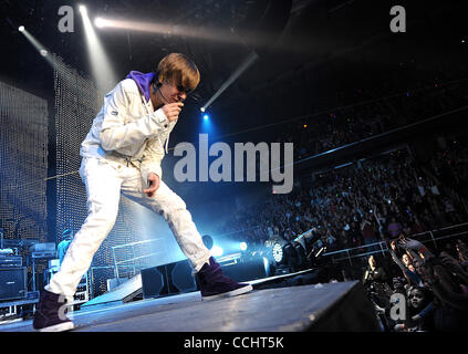 Dec 15, 2010 - Greensboro, Caroline du Nord), USA - Chanteur JUSTIN BIEBER il se produit en tant que son tour 2010 fait une halte à la Greensboro Coliseum. Copyright 2010 Jason Moore. (Crédit Image : © Jason Moore/ZUMAPRESS.com) Banque D'Images