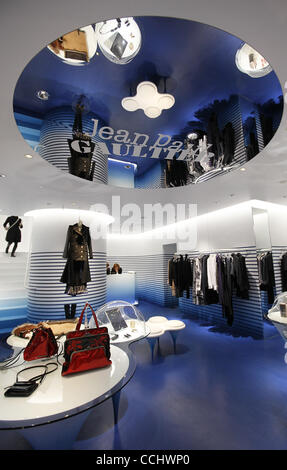 Le 17 décembre 2010 - Tokyo, Japon - vue générale de l'intérieur de l'apparence Jean-Paul GAULTIER magasin de Ginza à Tokyo, Japon. Gaultier du premier magasin du monde avec le nouveau concept de l'espace extra-atmosphérique sera ouverte le 18 décembre. (Crédit Image : © Shugo Takemi/Jana Press/ZUMAPRESS.com) Banque D'Images