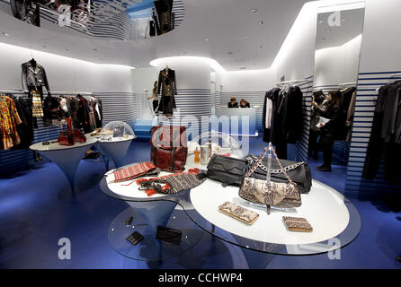 Le 17 décembre 2010 - Tokyo, Japon - vue générale de l'intérieur de l'apparence Jean-Paul GAULTIER magasin de Ginza à Tokyo, Japon. Gaultier du premier magasin du monde avec le nouveau concept de l'espace extra-atmosphérique sera ouverte le 18 décembre. (Crédit Image : © Shugo Takemi/Jana Press/ZUMAPRESS.com) Banque D'Images