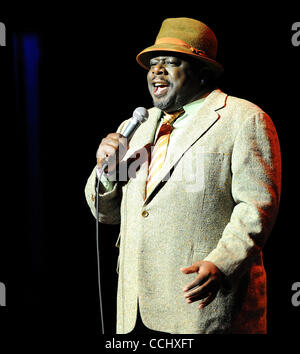 18 déc., 2010 - Durham, North Carolina, USA - Comédien Cedric the Entertainer effectue vivre comme son Tour 2010 fait un arrêt à la Durham Performing Arts Centre situé au centre-ville de Durham Copyright 2010 Jason Moore. (Crédit Image : © Jason Moore/ZUMAPRESS.com) Banque D'Images