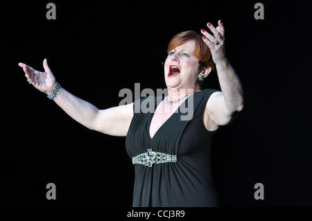 Dec 11, 2010 - Emporia, Virginie, États-Unis - JACQUELINE WHELAN, l'un des principaux sopranos, joue avec les trois ténors irlandais à l'Emporia Greensville Performing Arts Center. (Crédit Image : © Tina Fultz/ZUMAPRESS.com) Banque D'Images